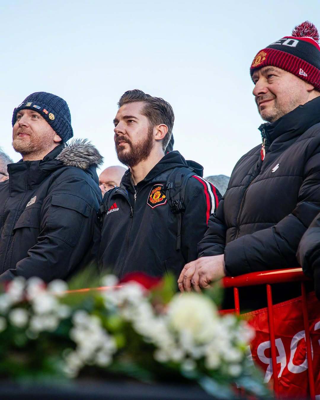 包含球队的队长为球员们鼓劲，带领他们共同向着胜利努力的词条