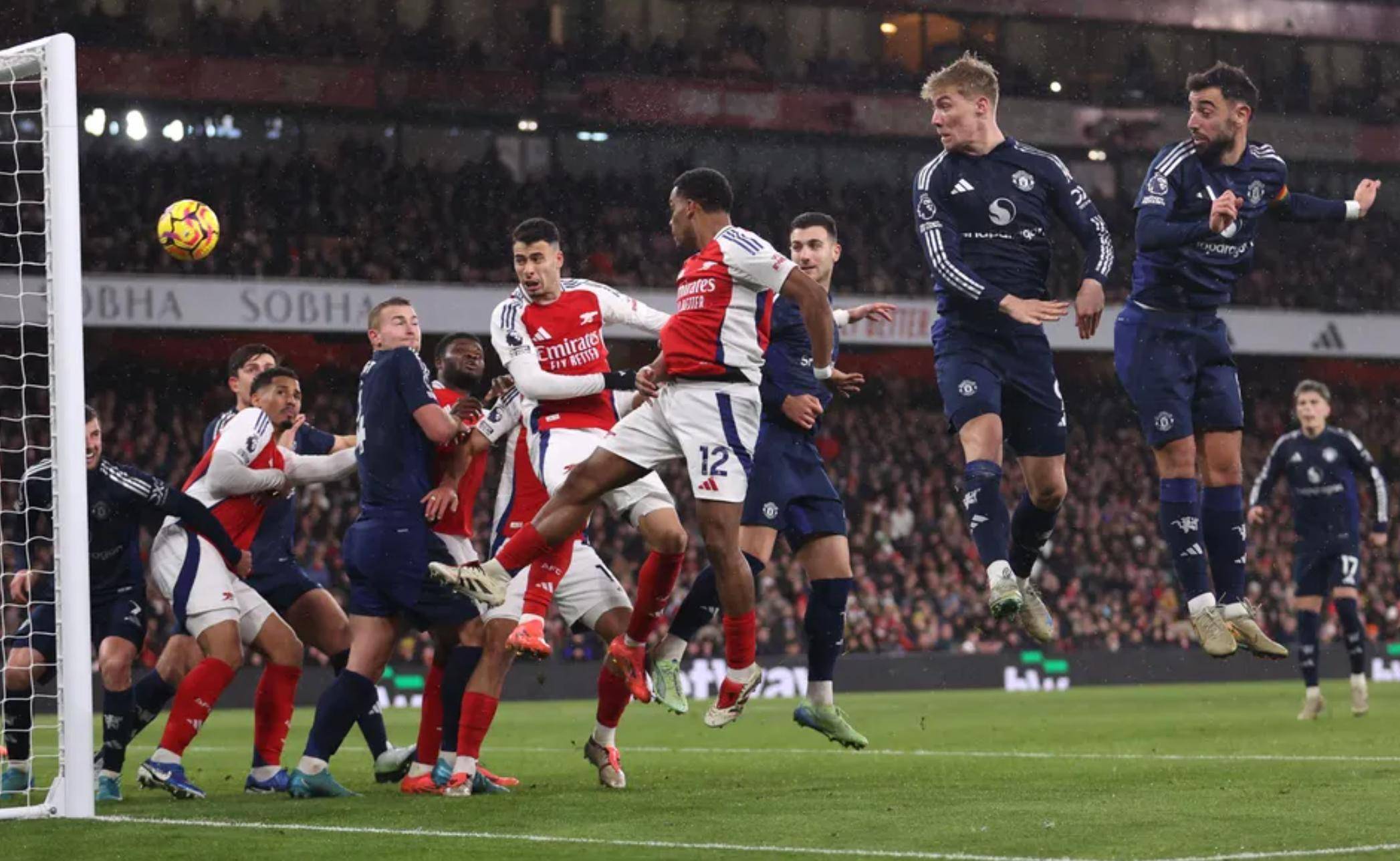 包含曼联做客主场取胜，重返英超前四位置的词条