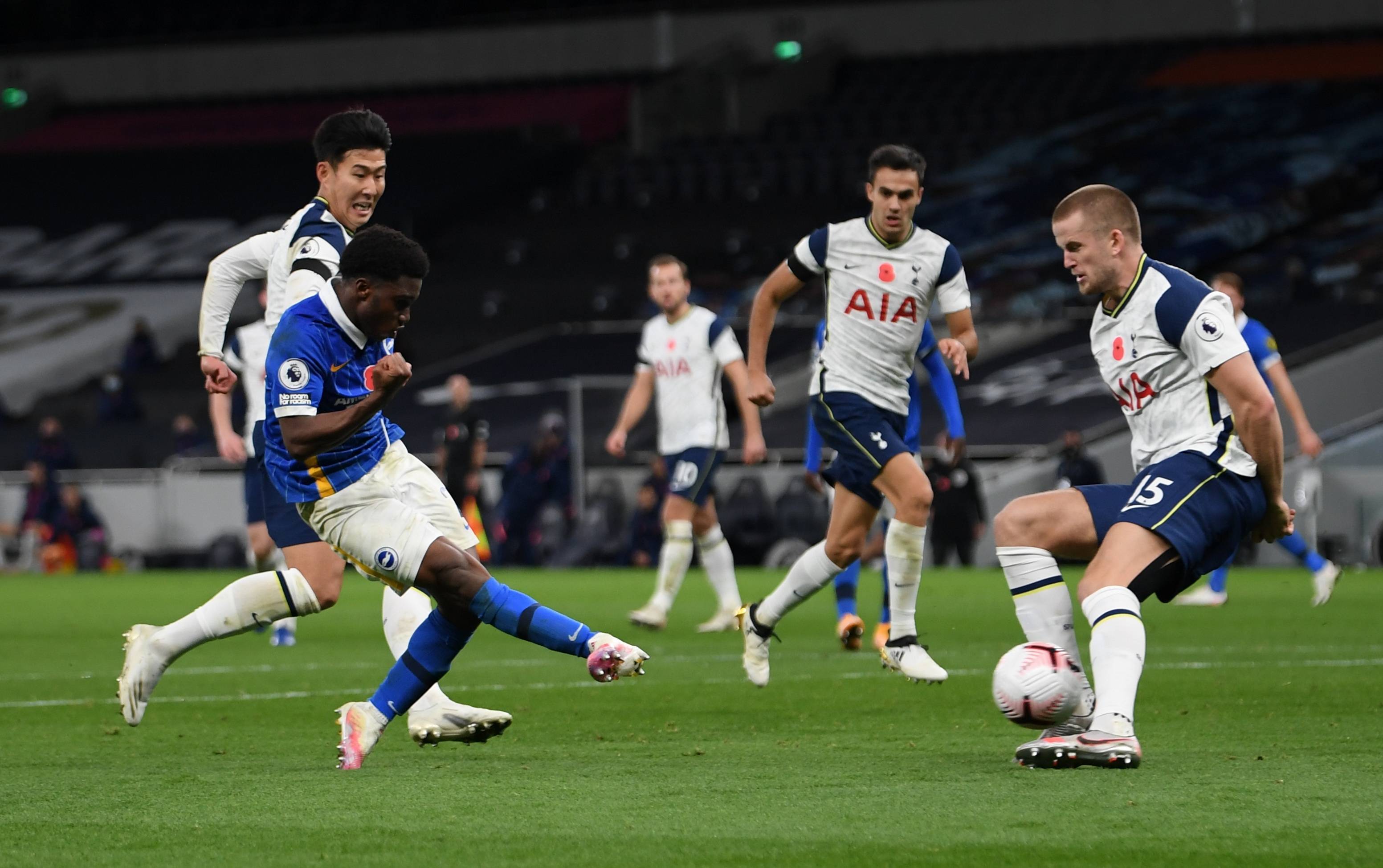 包含曼联做客主场取胜，重返英超前四位置的词条