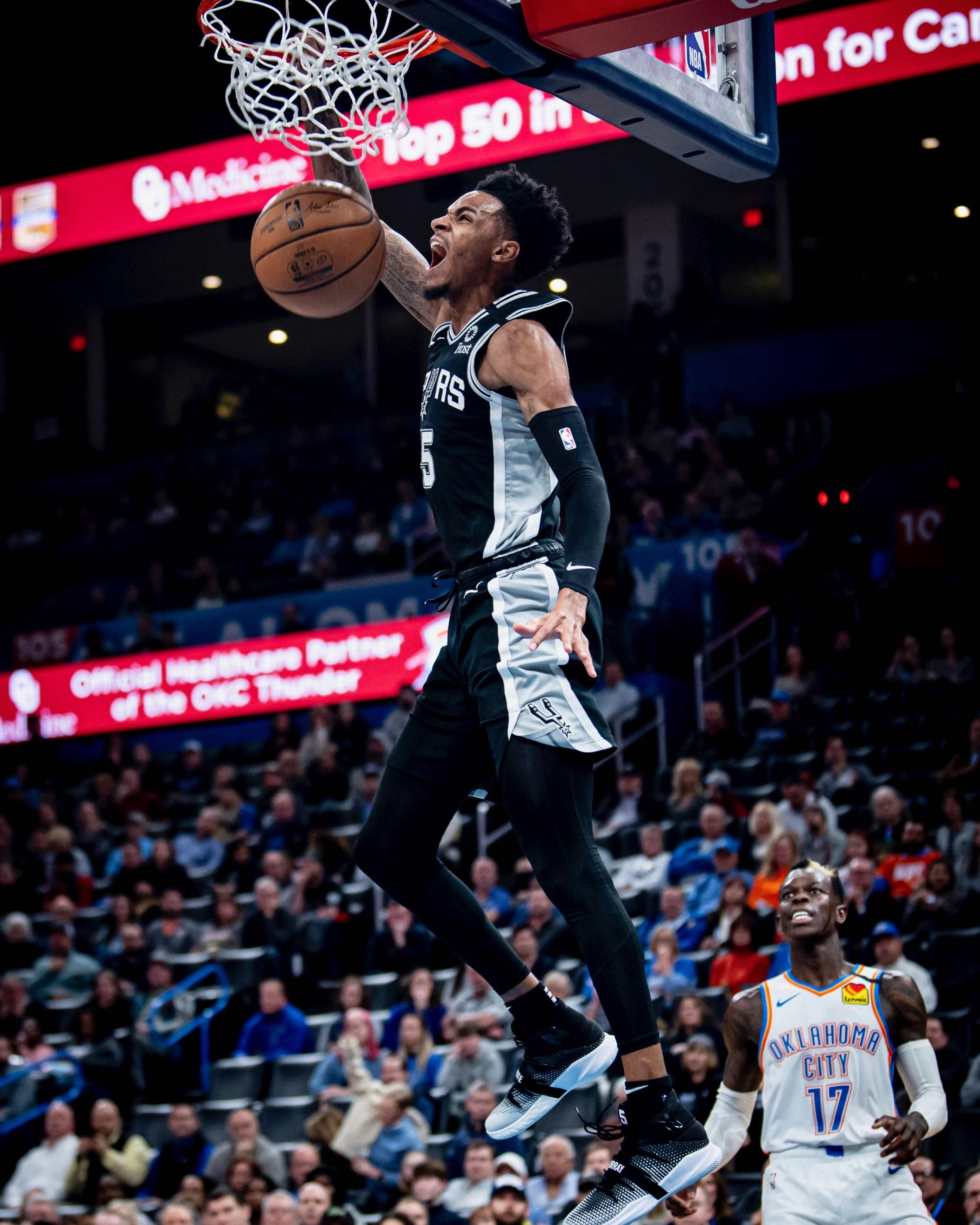 爵士队主场气氛火爆，球迷疯狂呐喊