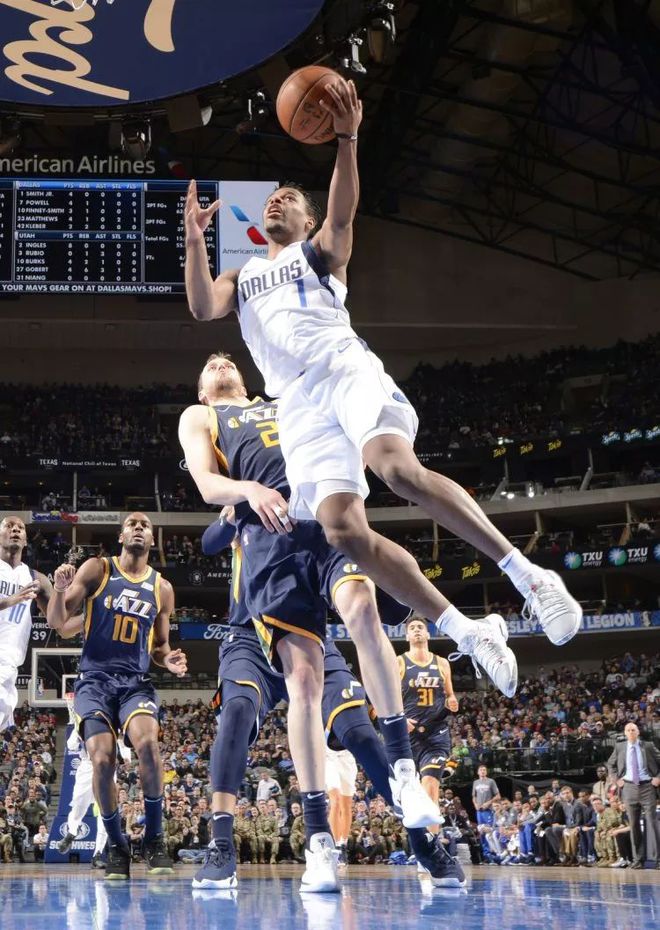 爵士队主场气氛火爆，球迷疯狂呐喊