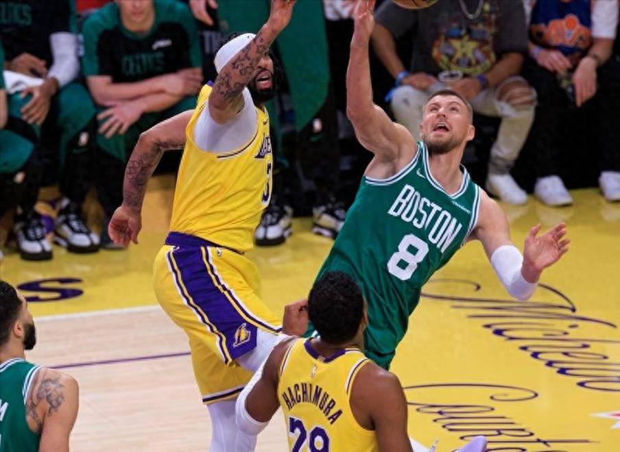 包含湖人替补球员表现亮眼：团队实力得到全面体现的词条