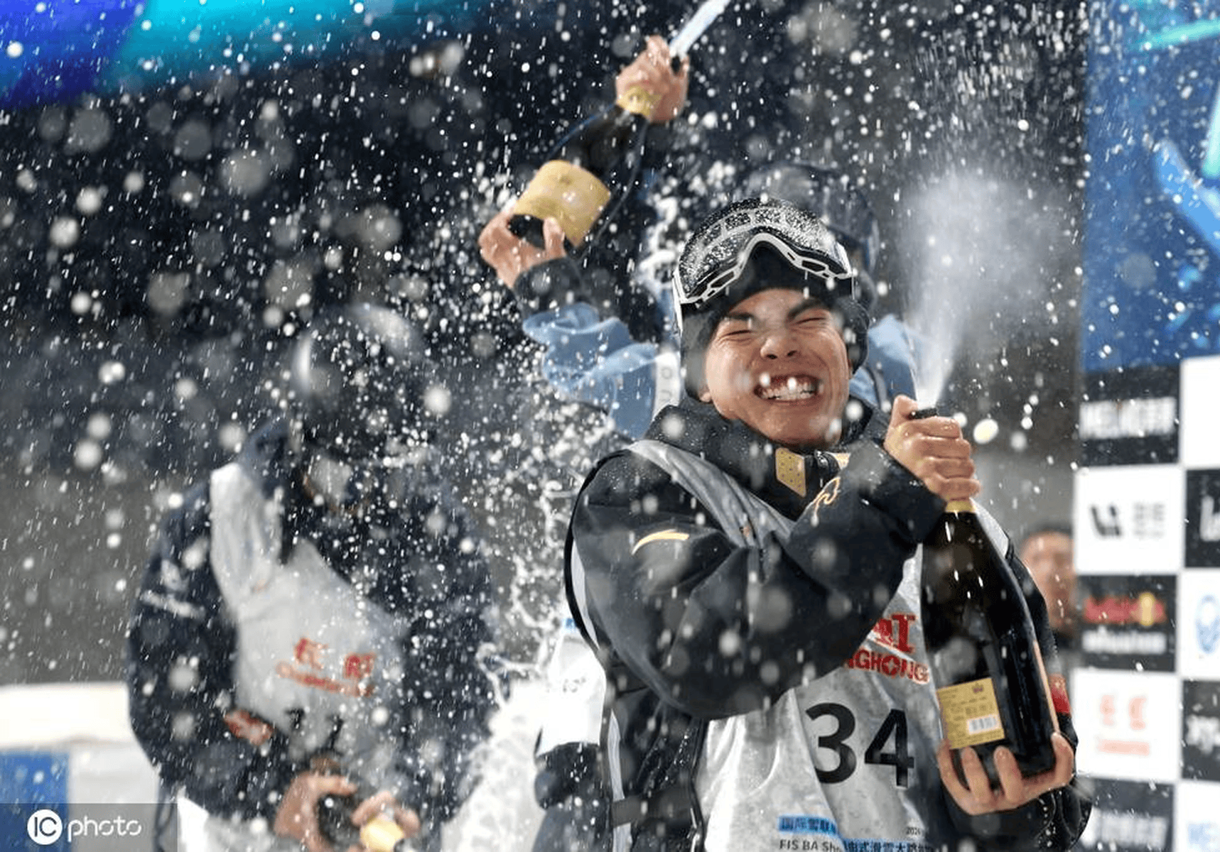 关于愈战愈勇，中国选手斗志昂扬登上领奖台的信息