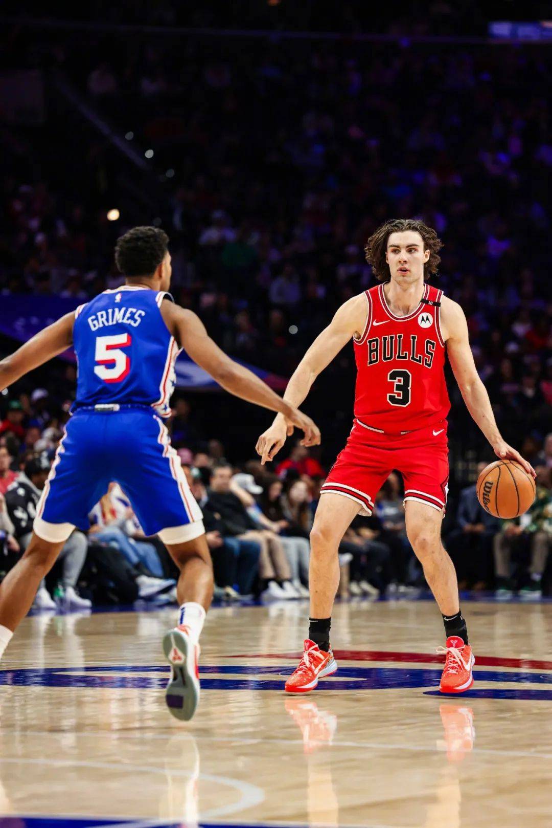 快船和公牛队在球场上展开激烈对抗