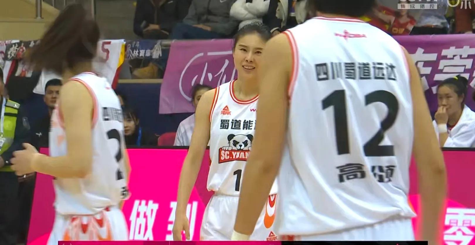 女子篮球选手助球队逆转,引爆赛场 女子篮球选手助球队逆转,引爆赛场