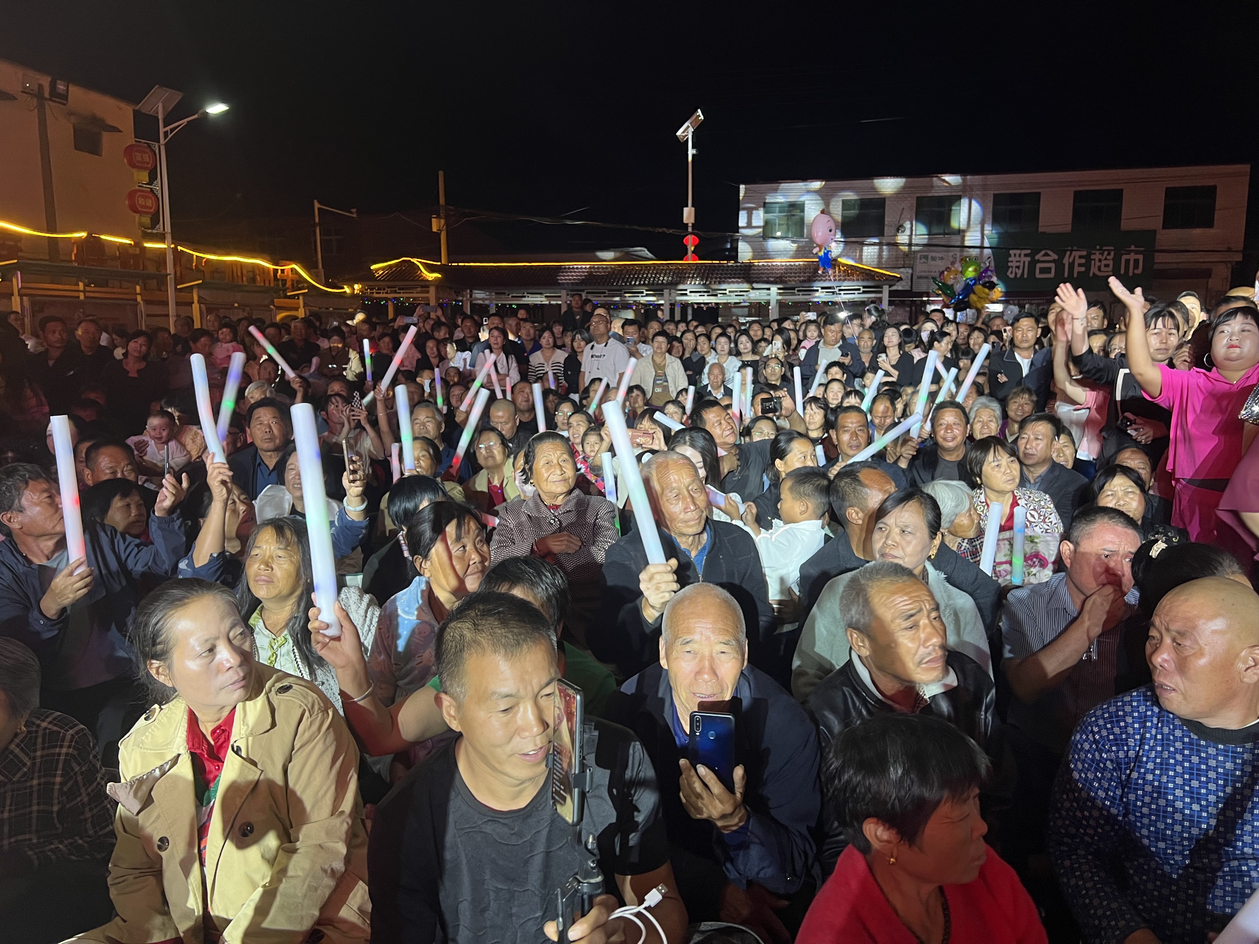 火爆比赛结束,全场观众沸腾欢呼! 火爆比赛结束,全场观众沸腾欢呼!