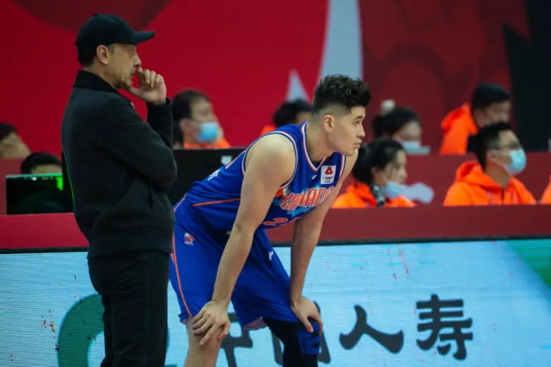 球场上的较量,才是真正考验球员实力的地方 球场上的较量,才是真正考验球员实力的地方