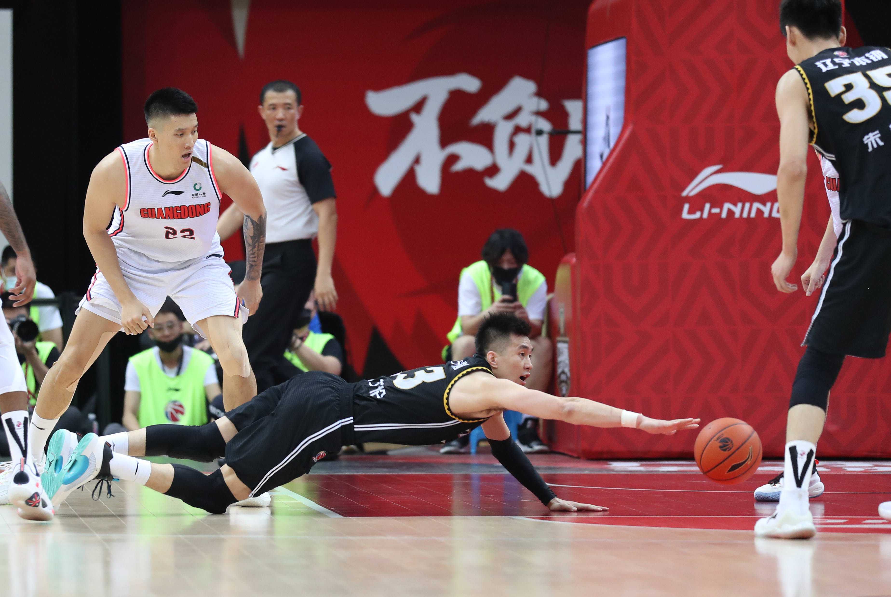 陕西男篮凭借罚球绝杀辽宁，取得胜利