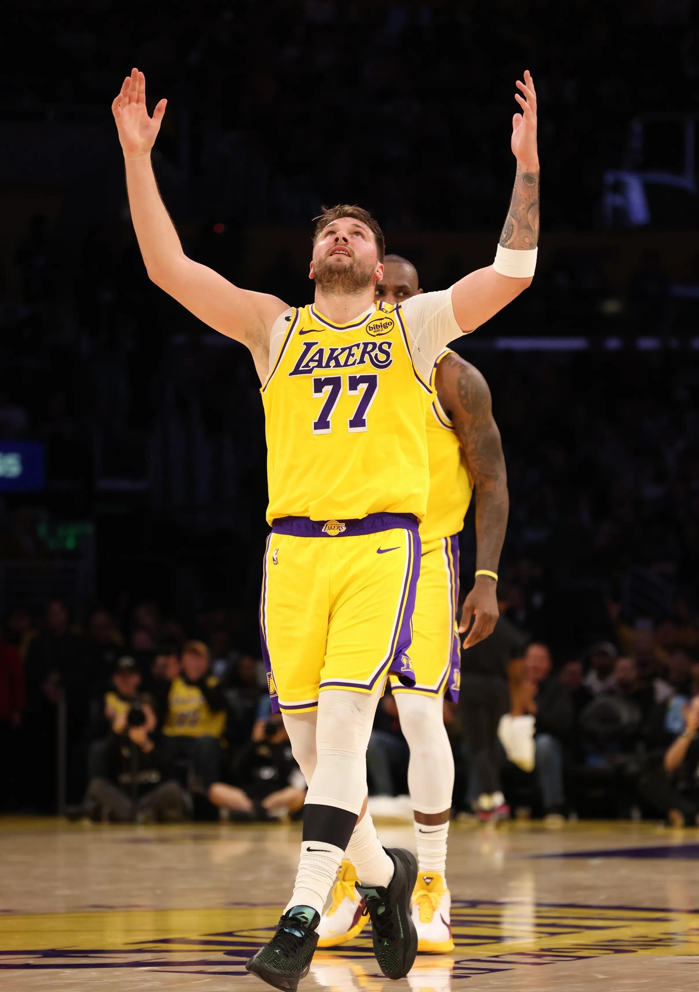 湖人主场击败掘金，保持不败