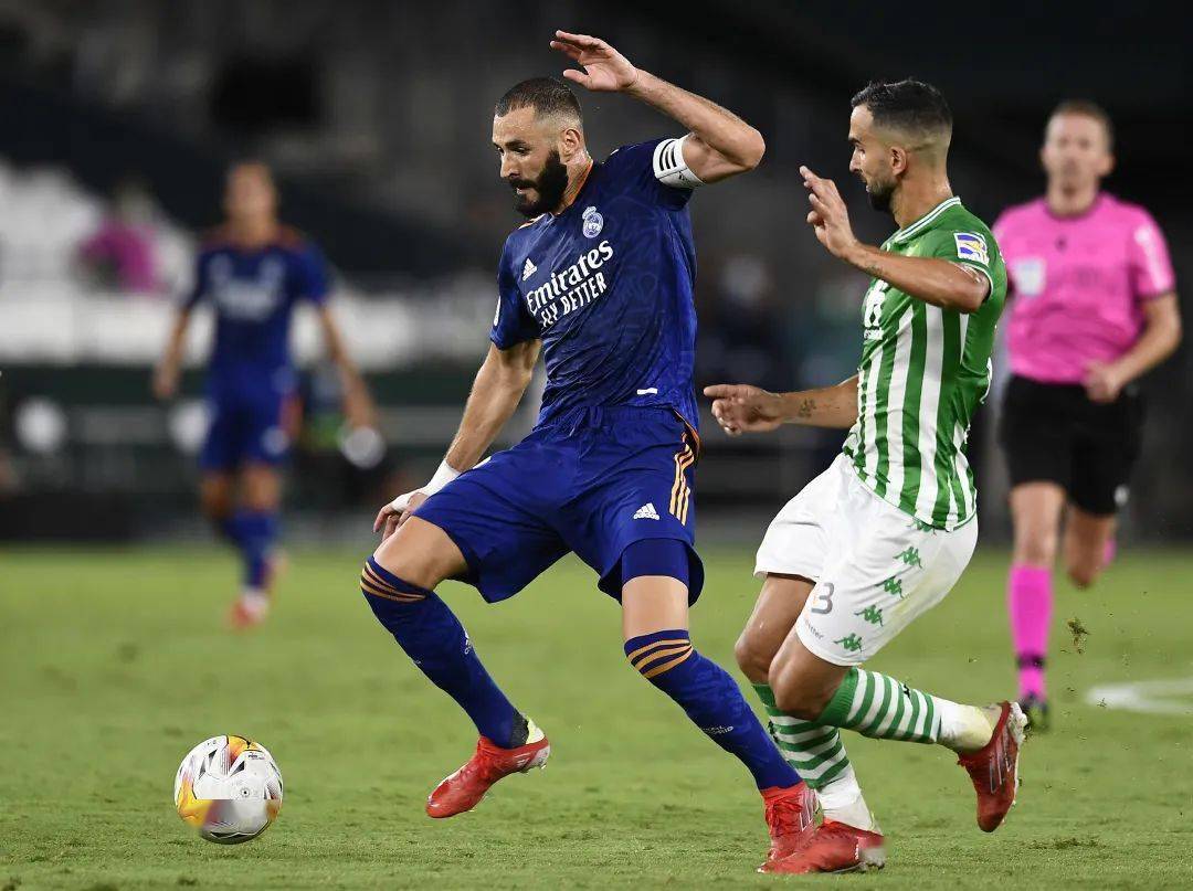 荷兰碾压乌拉圭，卡瓦哈尔关键制胜