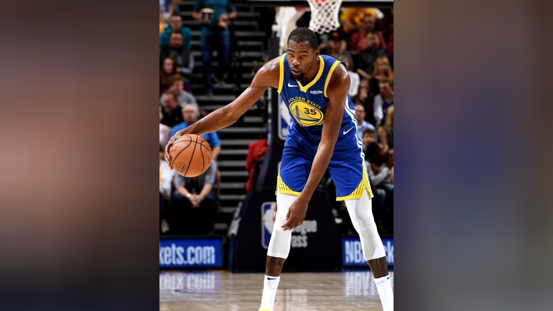 NBA总决赛之夜,杜兰特成为全场焦点 NBA总决赛之夜,杜兰特成为全场焦点