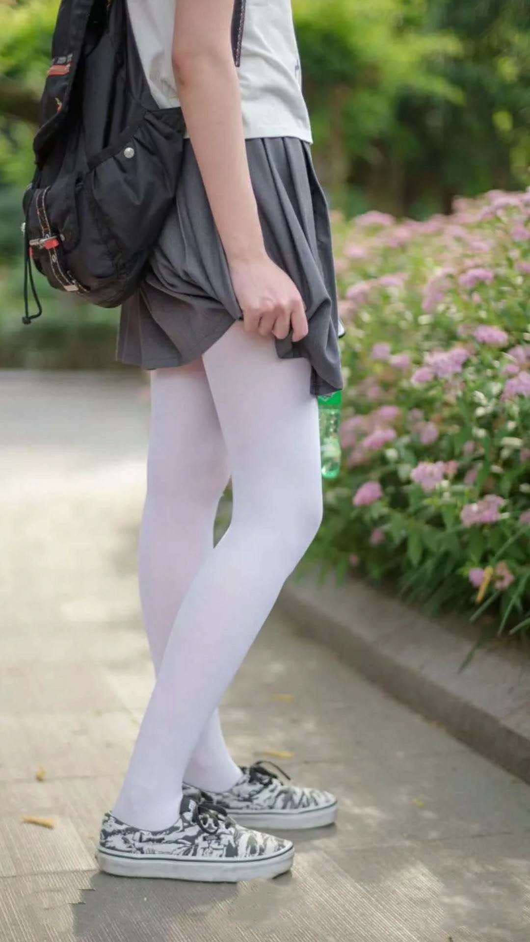 喀麦隆风暴席卷郁金香，布罗佐维奇导演惊天大胜，门将神勇铸就黑马传奇